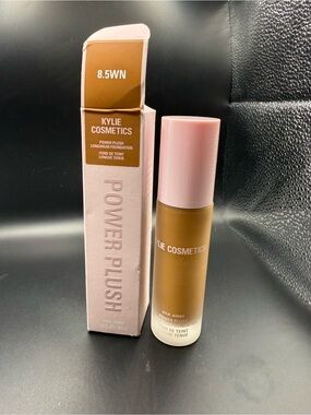 Kylie Cosmetics Power Plush Foundation in 8.5WN Deep Tan warm undertone